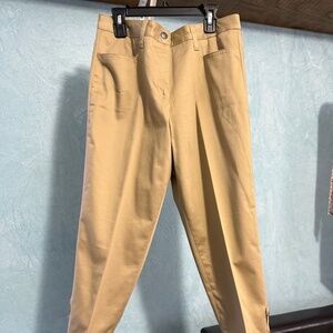 Size 6 Capri’s never worn.